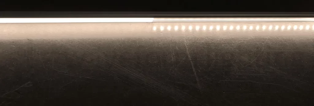 Der LED-Streifen mit Aluminiumprofilen vs. kein Profil