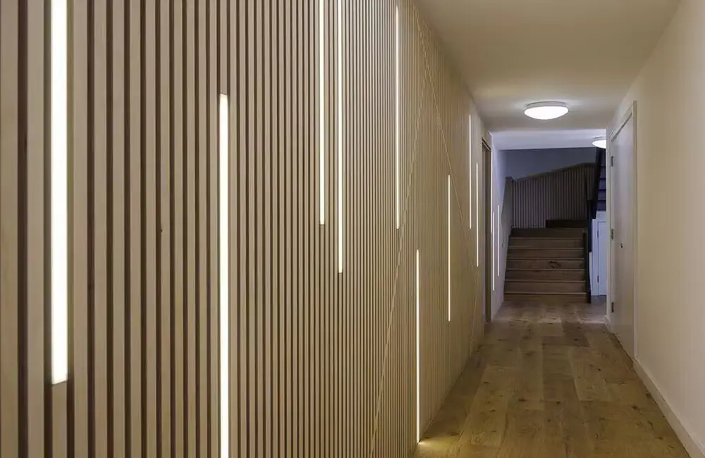 ¿Se pueden fijar tiras de luces LED a la madera?
