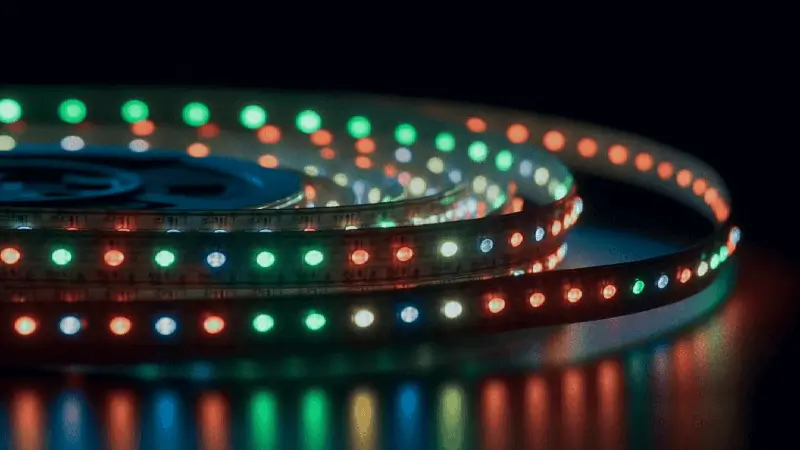 Guía de compra de tiras de luces LED: cómo elegir el mejor modelo en  función de lo que necesitas y nueve tiras LED desde 15 euros