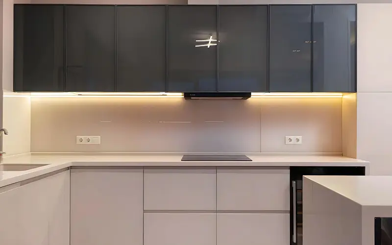 Le luci a nastro a LED sono adatte per sotto i mobili della cucina