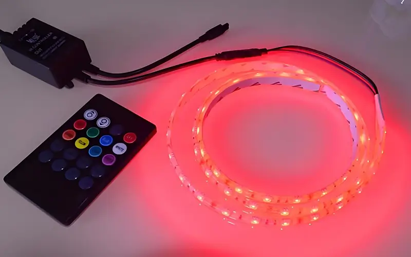 Sluit de LED-strip aan op de controller