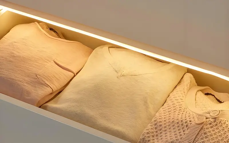 LED-Streifenleuchten in einer Schublade oder einem Schrank