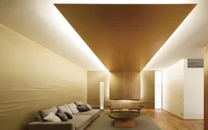 Significato della luce indiretta spiegato con esempi di illuminazione ambientale soffusa in un soggiorno moderno.