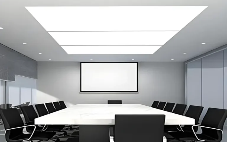 Des luminaires modernes au plafond assurent un éclairage uniforme dans un espace de travail de bureau lumineux.