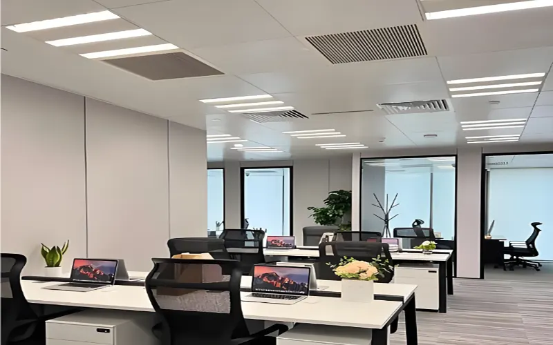 LED-loftlamper på kontoret, der giver behagelig arbejdsbelysning til medarbejdere