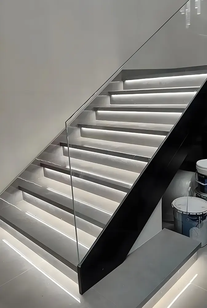 قم بإخفاء شرائط إضاءة LED في إضاءة الدرج للحصول على إضاءة نظيفة وعصرية للدرج.