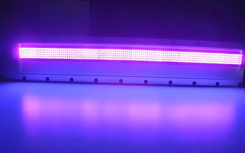 Prueba de emisión de luz LED que muestra ausencia de radiación UV en la iluminación LED estándar.