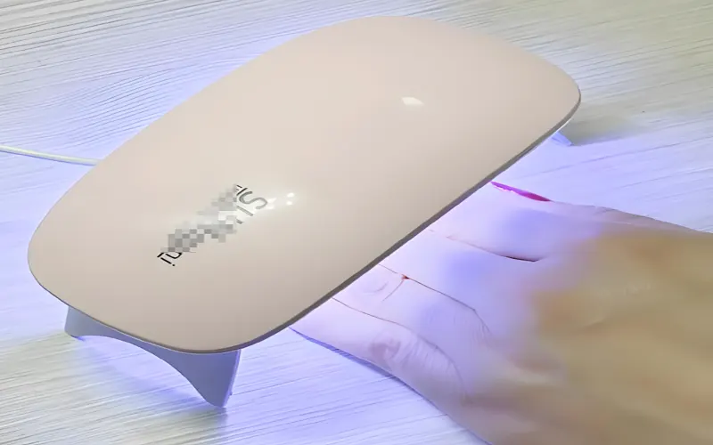 Lámpara UV para uñas que emite luz ultravioleta para el curado de uñas de gel, comparación con LED