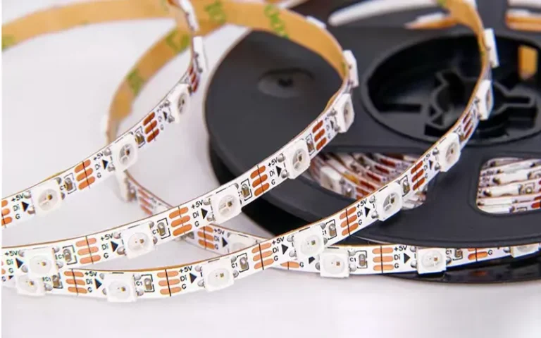Fita de LED RGBIC com efeitos de cor endereçáveis.