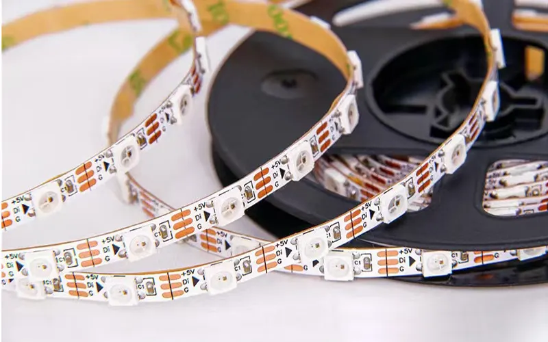 Fita de LED RGBIC com efeitos de cor endereçáveis.